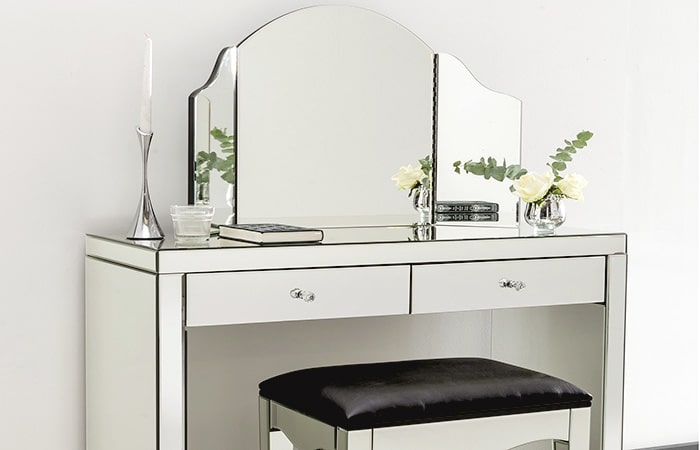میز و آینه آرایش اتاق خواب