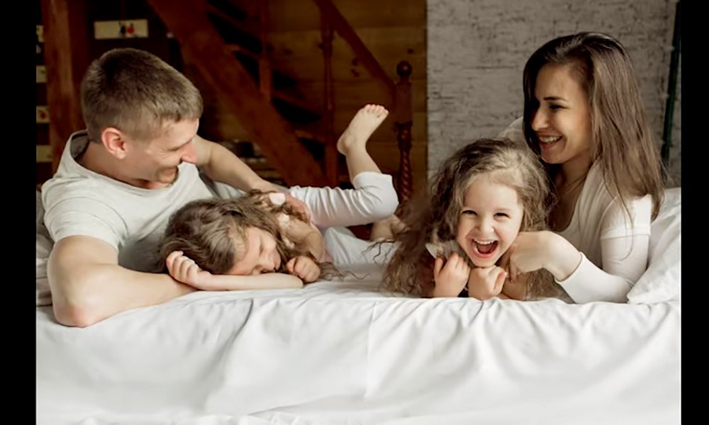 تخت خواب خانوادگی با دو فرزند و همسر