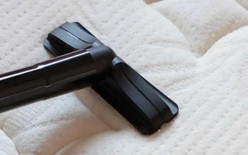 استفاده از جاروبرقی برای از بین بردن بوی بد تشک